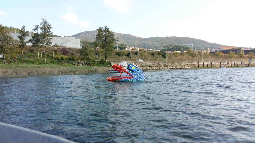 Teste flutuabilidade intervencao artistica ilhas de plastico acacio de carvalho  2  1 980 2500